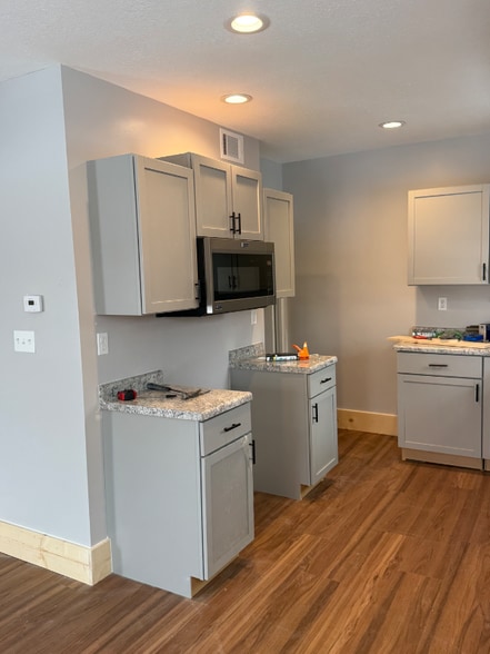 Building Photo - 1206 Hollywood St NE