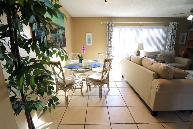 Building Photo - One bedroom apt 7 or 12 months furnish or unfurnished. Apartamento disponible amueblado o sin mue...