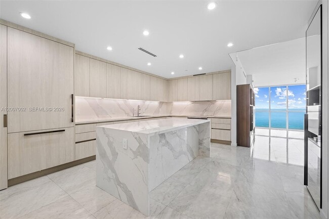 Building Photo - 100 South Pointe Dr