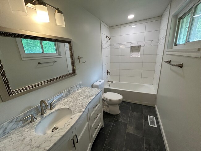 Building Photo - 755 E 104th St