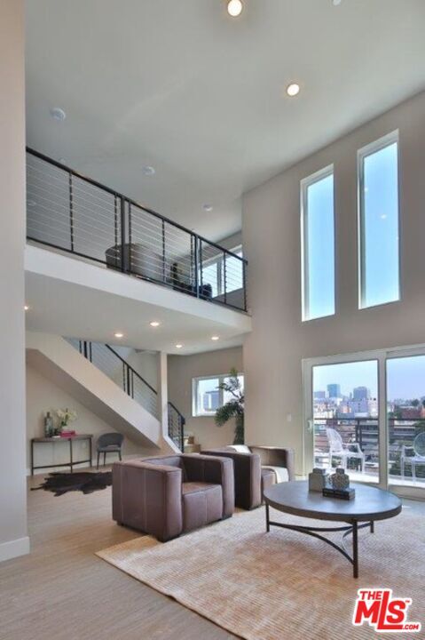 Building Photo - 837 S Harvard Blvd