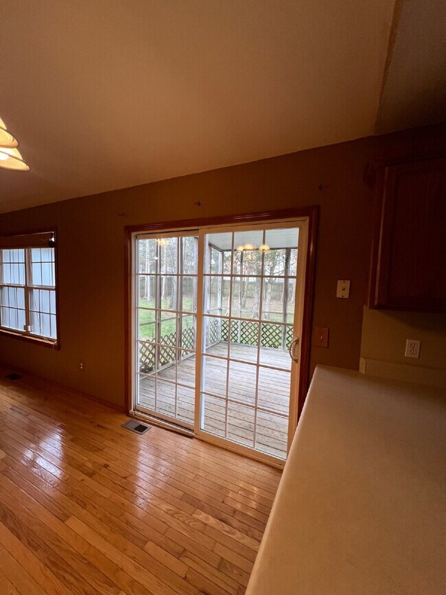 Building Photo - 3BR / 2BA  - with Fenced in backyard