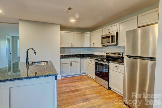 Building Photo - 824 2nd St