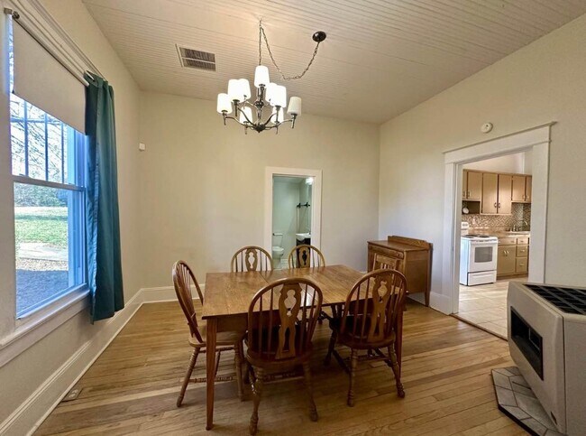 Building Photo - 715 Carter St