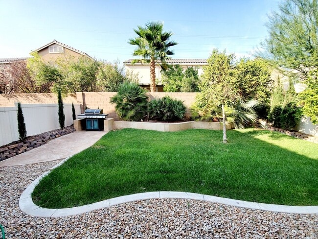 Building Photo - SOUTHERN HIGHLANDS! 3BD/2.5BA FURNISHED!