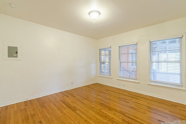 Building Photo - 416 Alexander Hamilton Dr