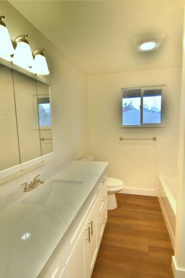 Building Photo - 3Bd/2Ba Everett House