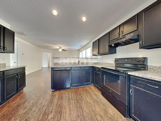 Building Photo - 6527 Forest Cross Dr