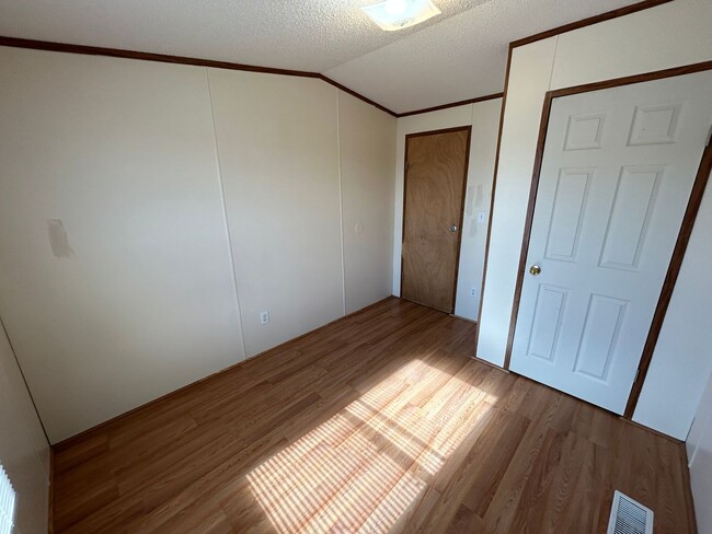 Building Photo - 3 Bed 2 Bath Updated Mobile Home w/ Fenced Yard & Many Amenities