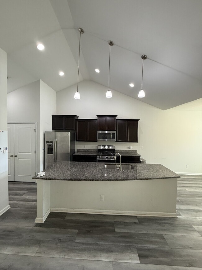 Building Photo - "Charming 3-Bedroom Beaufort Retreat in Picket Fences!!"