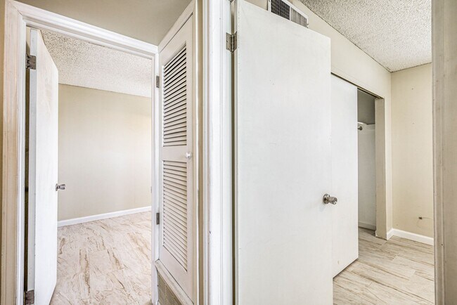 Building Photo - Beautiful 2 bed - 1 baths apartment  part of a TRIPLEX
