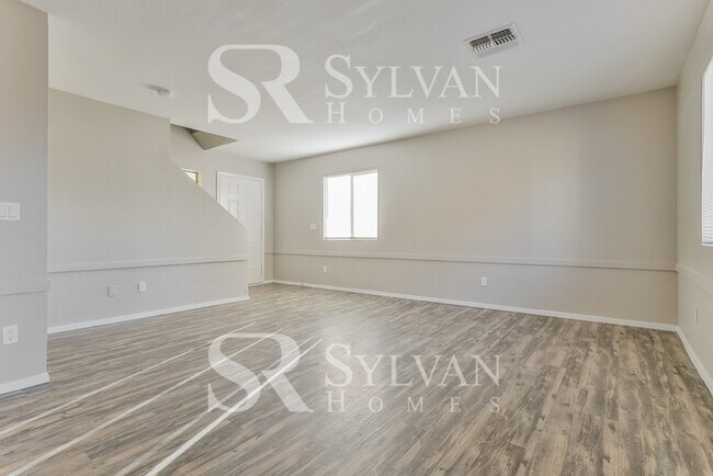 Building Photo - Comfortable living in this 4BR 3BA