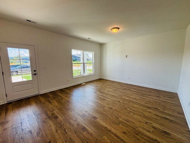 Building Photo - 3 Bedroom 2.5 Bath Townhouse