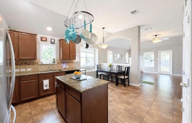 Building Photo - 1052 Hot Spring Valley