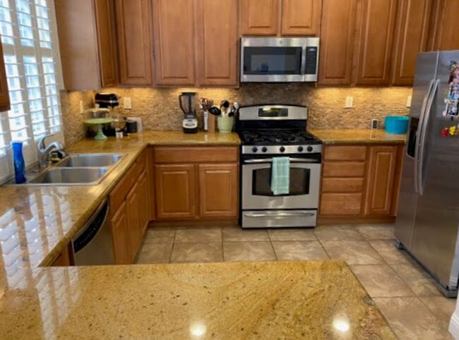 Building Photo - Spacious 5-bedroom, 3-bathroom single-fami...