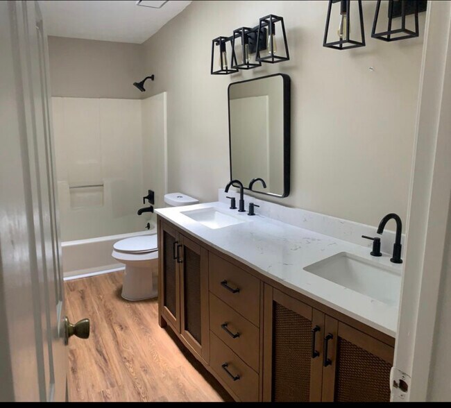 Building Photo - 211 Crabapple Ln
