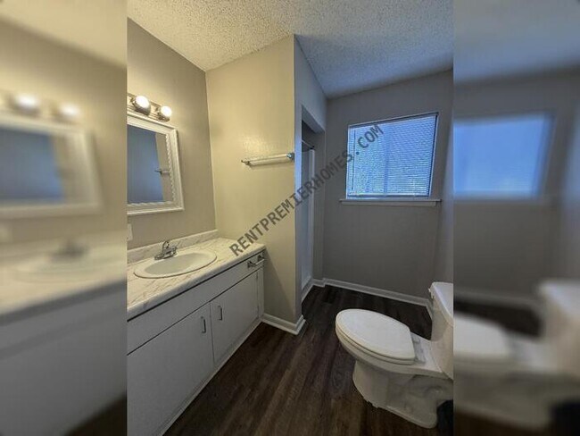 Building Photo - 8404 Shelley Dr