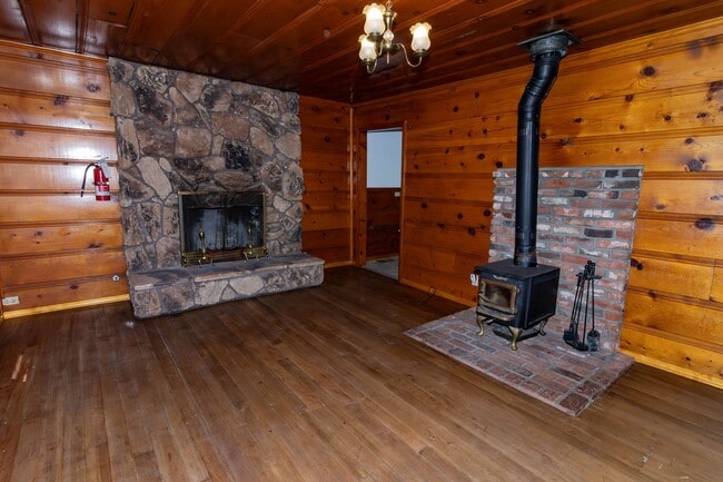 Building Photo - Cozy 3 Bedroom Home in Big Bear Lake