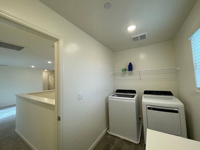 Building Photo - Spacious Modern Family Home in Prime Fresno Location!