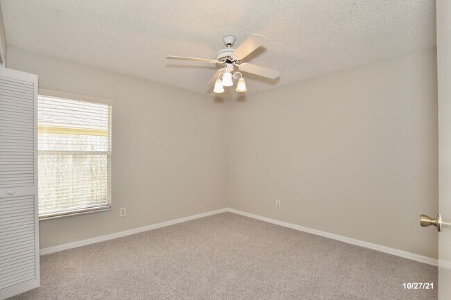 Building Photo - Stunning 3/2 Home with a Spacious 2 Car Ga...