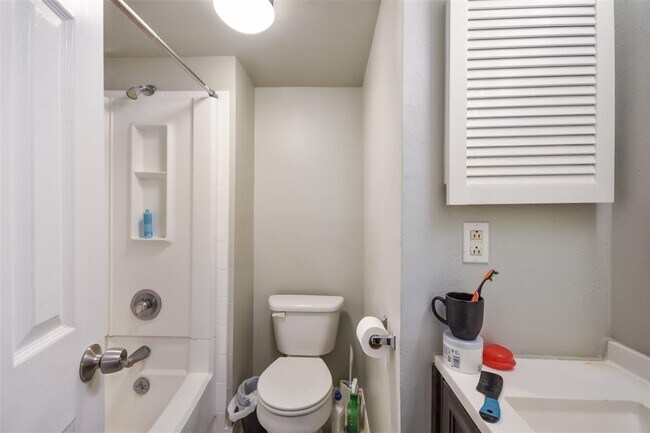 Building Photo - 2401 Leon St