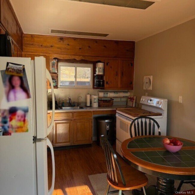 Building Photo - 10 Front St