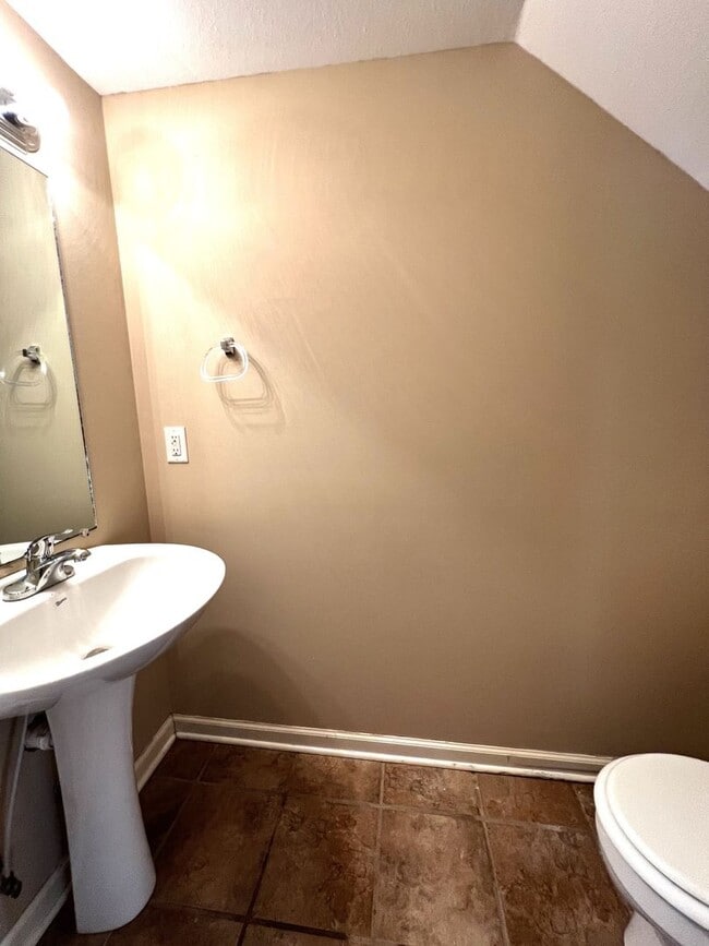 Building Photo - 2 Bedroom 1.5 Bathroom Townhome!!!