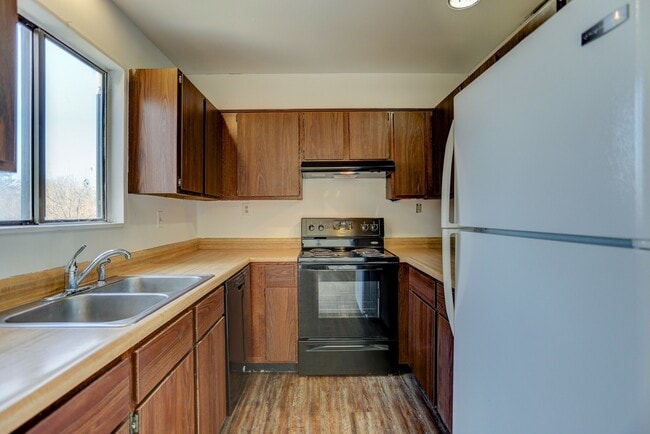 Building Photo - UPDATED 2 BEDROOM CONDO- Available August ...