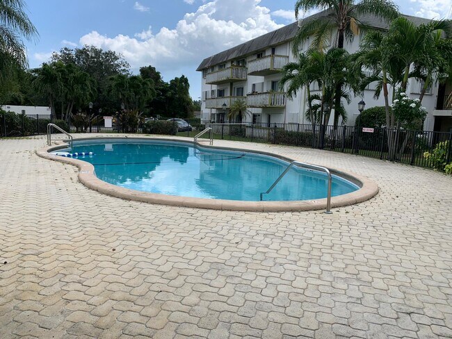 Building Photo - 15225 NE 6th Ave