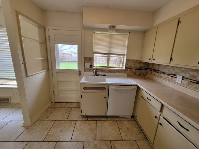 Building Photo - 3 bed move in ready!