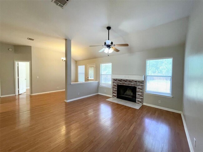 Building Photo - 209 N Kings Canyon Dr