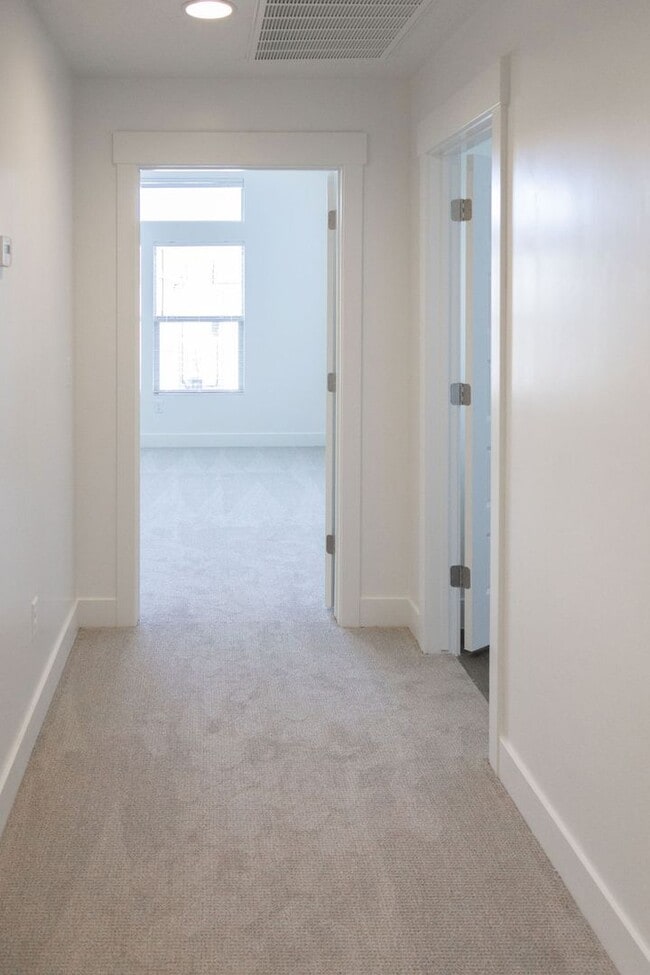 Building Photo - Spacious 4-Bed Home in Sage Canyon - Small Pet Friendly