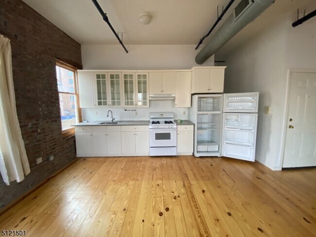 Primary Photo - 9 Crawford St