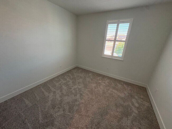 Building Photo - Beautiful 4 Bedroom 3 Bath Brentwood Home With SOLAR