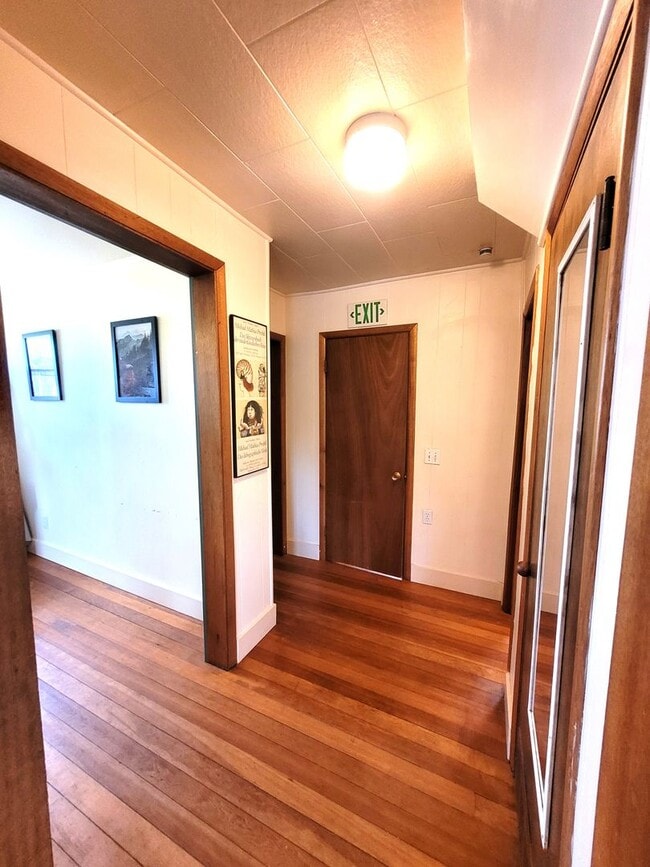 Building Photo - Charming Three Bedroom Home with Large Fen...