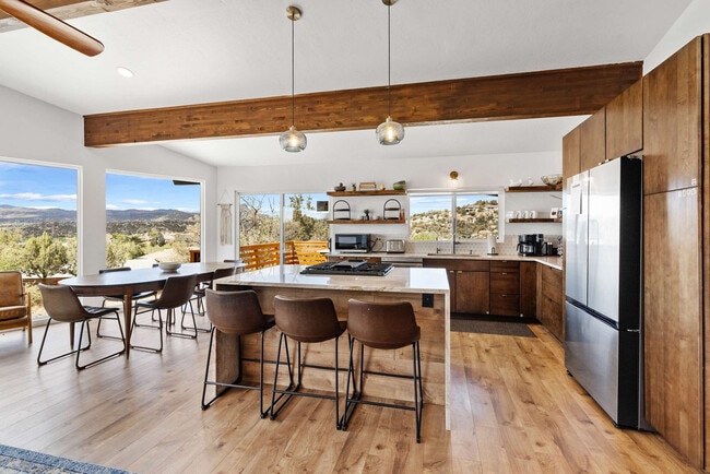 Building Photo - 828 Black Dr