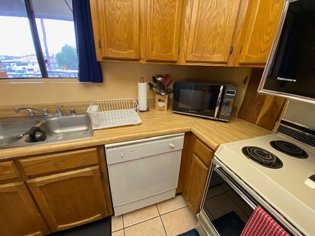 Building Photo - QUAINT, CUTE, 2BR CONDO; Covered Parking; ...