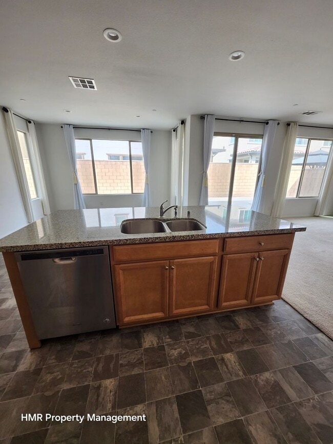 Building Photo - Beautiful two story 5 bedroom in ontario R...