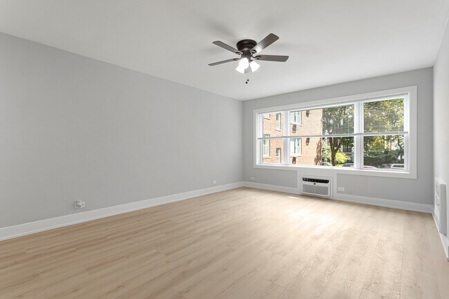Building Photo - 7634 N Eastlake Terrace
