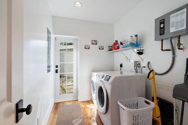 Building Photo - 461 Jupiter Ln