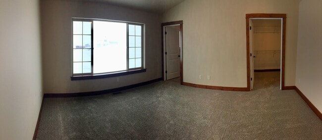 Building Photo - 3 Bedroom 2 Bathroom Home