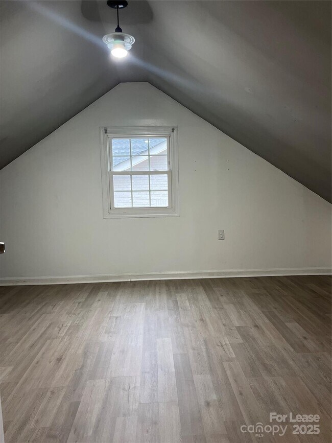 Building Photo - 424 Woodvale Pl