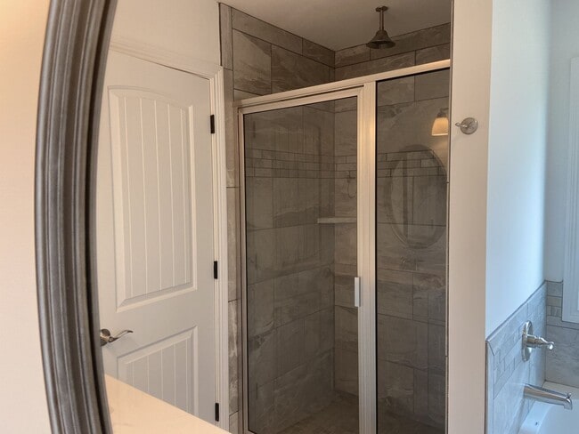 Building Photo - 4 bed, 3 bath, under $1900  Wow.