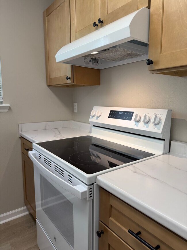 Building Photo - Gorgeous 2/2 newly renovated townhome available now!