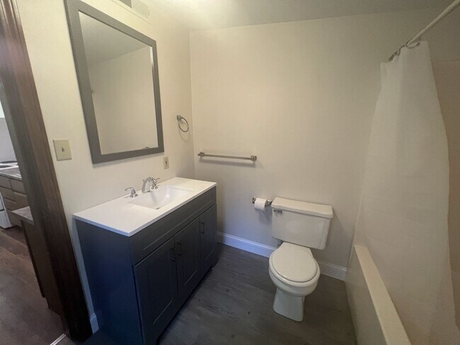 Building Photo - 4 Chambers Ct