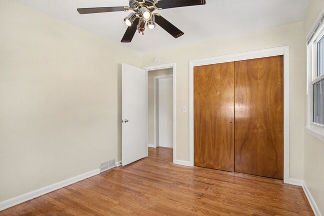 Building Photo - 3 Bedroom, 1 Bath Single Family Home!