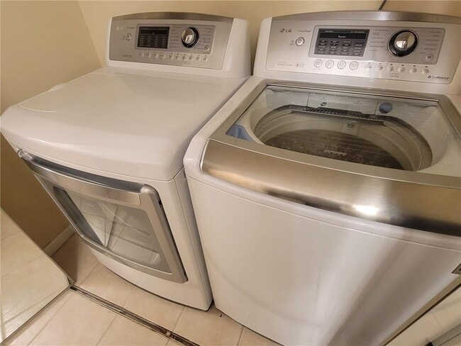 Building Photo - 23212 Plantation Dr NE