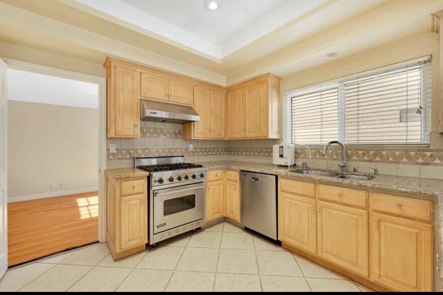 Building Photo - 16255 Dickens St