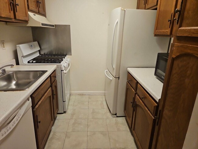 Building Photo - Bright and Cozy 1 Bed 1 Bath Condo In With Balcony In Vibrant Burke Cove