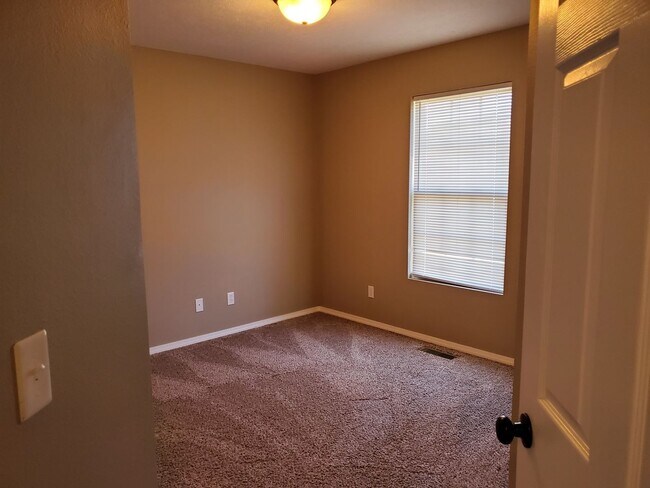 Building Photo - 3 Bedroom Home in South Springfield